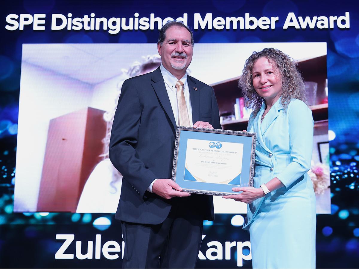 The Society of Petroleum Engineering’s president Terry Palisch, left, presents Distinguished Member Award to Zuleima Karpyn. Credit: Society of Petroleum Engineering. All Rights Reserved.